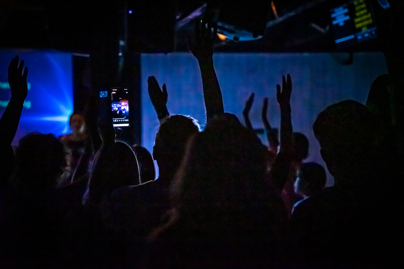 zgromadzenie na uwielbieniu podniesione ręce